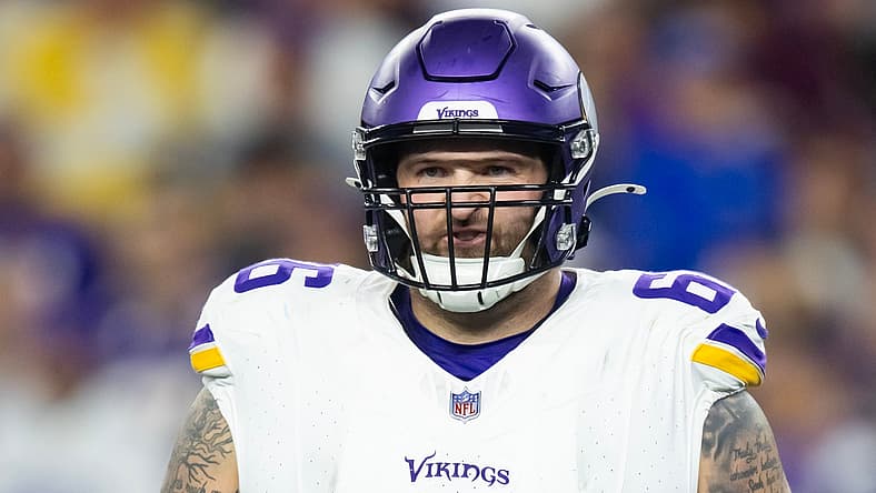Dalton Risner lines up on the offensive line during a Vikings playoff game against the Rams at State Farm Stadium.