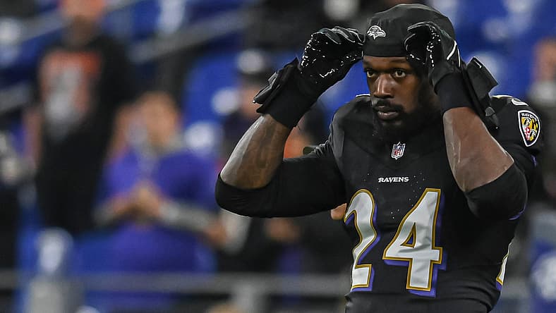 Pass rusher Jadevon Clowney with the Ravens in 2023.