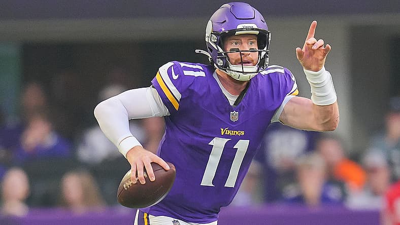 Carson Wentz scrambles during a Vikings game against the Cincinnati Bengals at U.S. Bank Stadium.