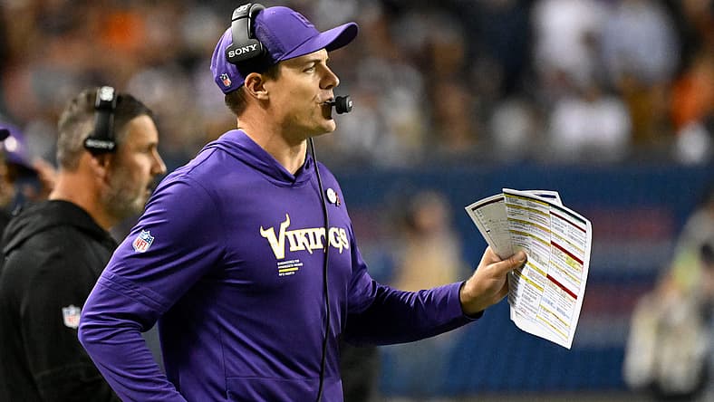 Kevin O’Connell reacts on Vikings sideline during game at Soldier Field.