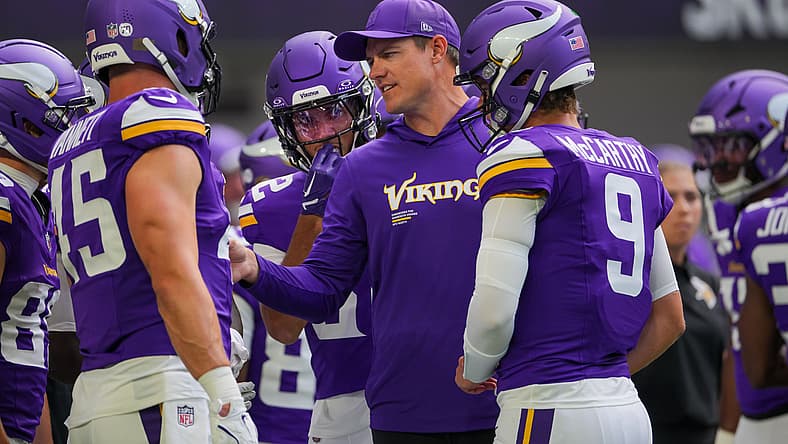 Kevin O’Connell ctats with Vikings players before their preseason game against the Texans.