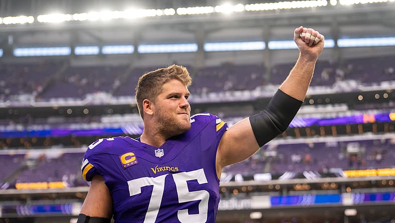 Brian O’Neill celebrates with fans after the Vikings’ win over the Bengals at U.S. Bank Stadium.