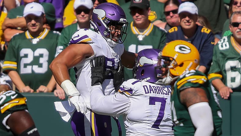 Vikings OT Christian Darrisaw lifts up a pass-catcher in 2024