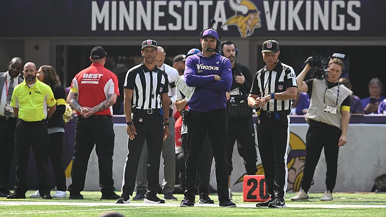 Kevin O’Connell on the sideline during a Vikings game.