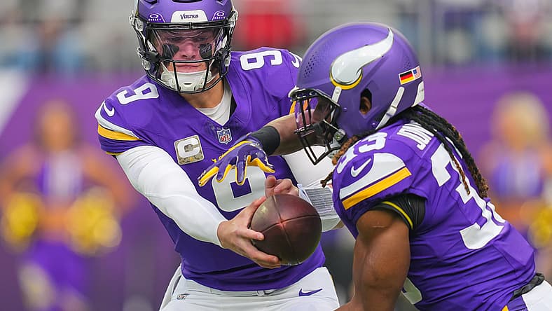 Vikings quarterback J.J. McCarthy hands off to running back Aaron Jones Sr. against the Baltimore Ravens at U.S. Bank Stadium.