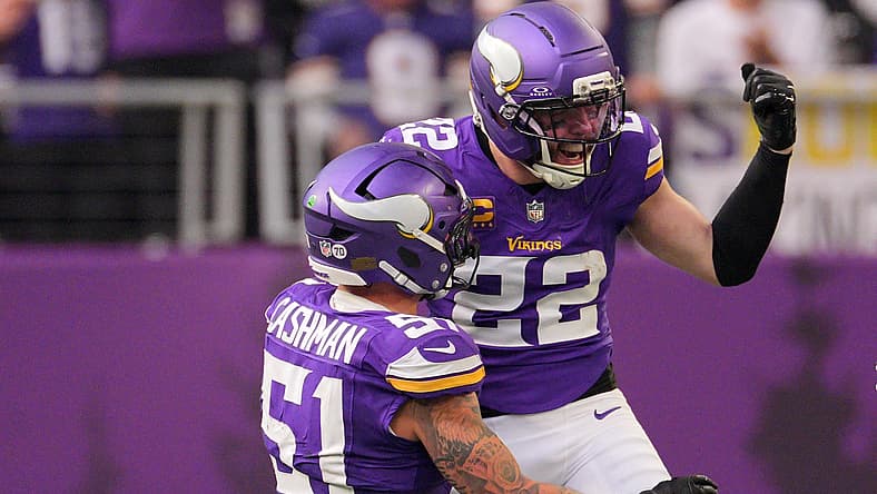 Vikings defenders Blake Cashman & Harrison Smith against the Commanders