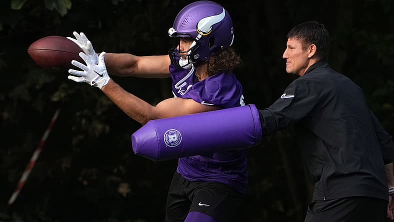 Vikings TE T.J. Hockenson and coach Brian Angelichio in 2024
