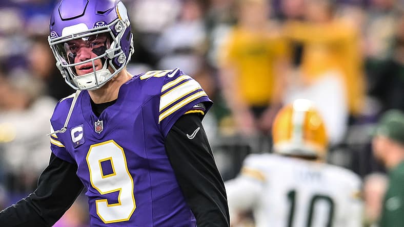 Vikings QB J.J. McCarthy chats with a ref against the Packers in Week 18 of 2025