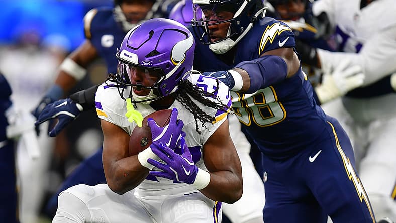 Vikngs RB Jordan Mason rushes the ball on TNF