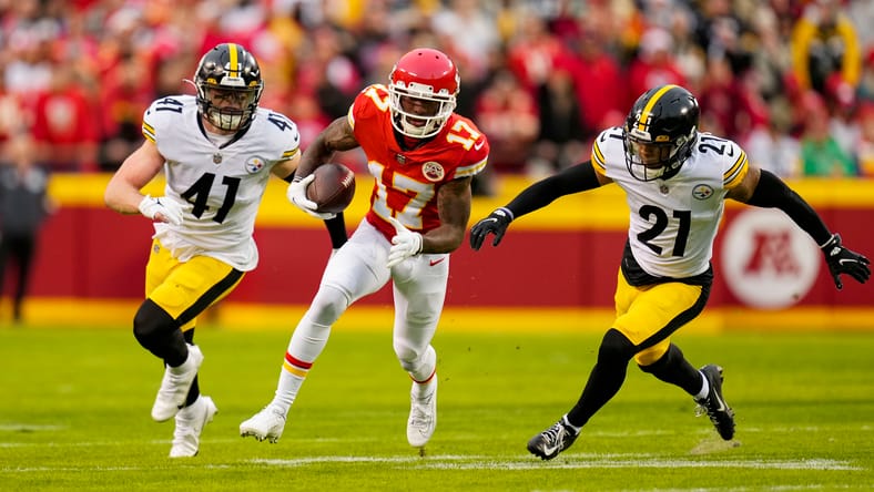 Mecole Hardman runs with the ball against the Steelers defense. Hardman could be a free agent option for the Vikings late in the summer of 2025.