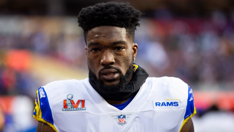 Leonard Floyd defending a play during Super Bowl LVI between the Rams and Bengals.