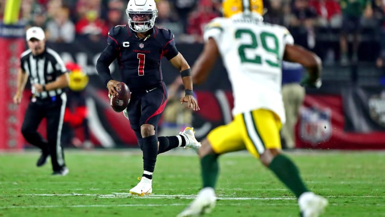 Kyler Murray runs the ball against the Packers at State Farm Stadium.