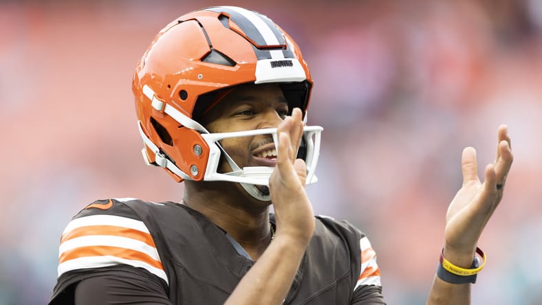 Jameis Winston claps during Browns warmups in December 2024.
