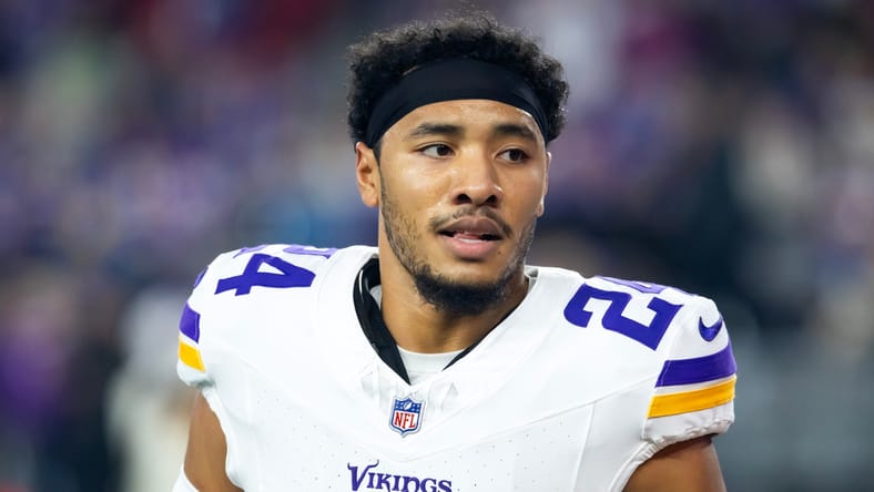 Camryn Bynum prepares for a play during Vikings vs. Rams wild card game.