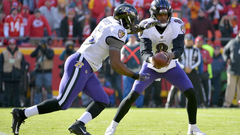 Lamar Jackson fakes a handoff to Gus Edwards vs. Chiefs in 2018.