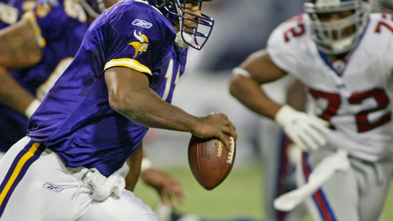 Former Minnesota Vikings QB Daunte Culpepper speaking to media during a fan event.