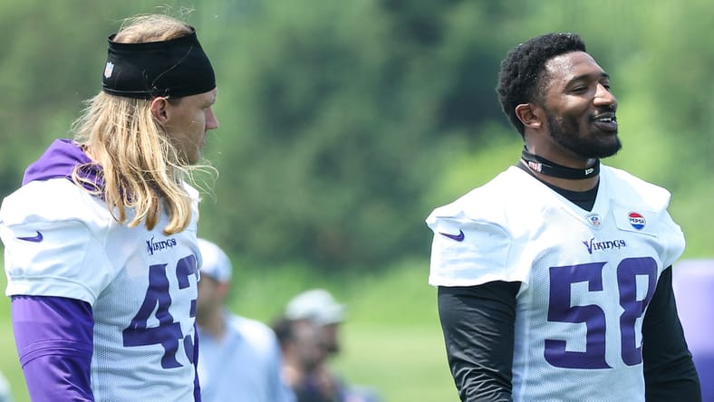 Vikings linebackers Van Ginkel and Greenard talk during minicamp.