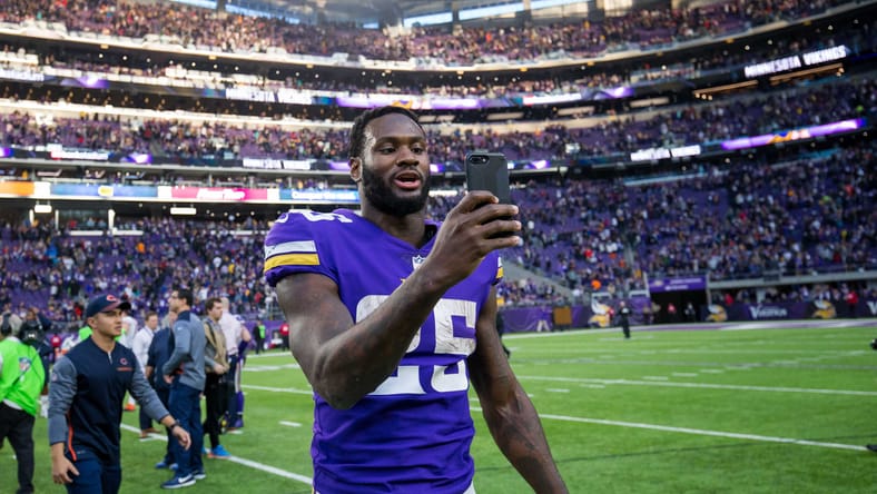 Vikings RB Latavius Murray talks with fans postgame vs. Bears on Dec. 31, 2017.
