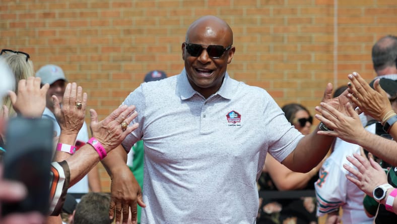 Warren Moon walks the red carpet at the 2023 Pro Football Hall of Fame Enshrinement.