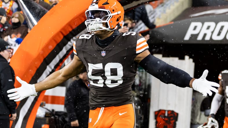Jordan Hicks warms up before a Browns game in November 2024.