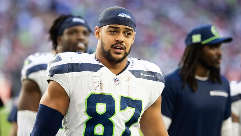 Noah Fant lines up before the snap versus the Cardinals on December 8, 2024.