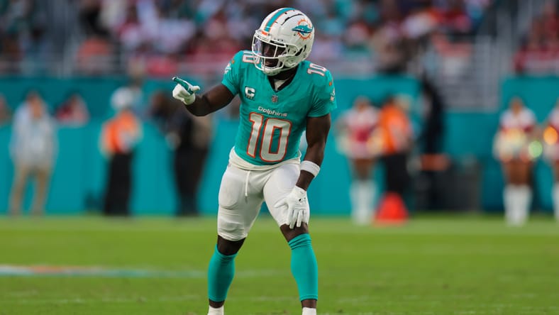 Tyreek Hill prepares for snap vs. 49ers at Hard Rock Stadium