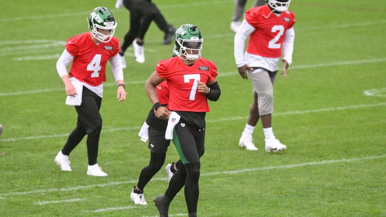 Justin Fields warms up during June 2025 Jets minicamp session