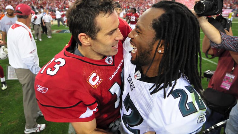 Asante Samuel congratulates Kurt Warner after the 2009 NFC Championship Game.