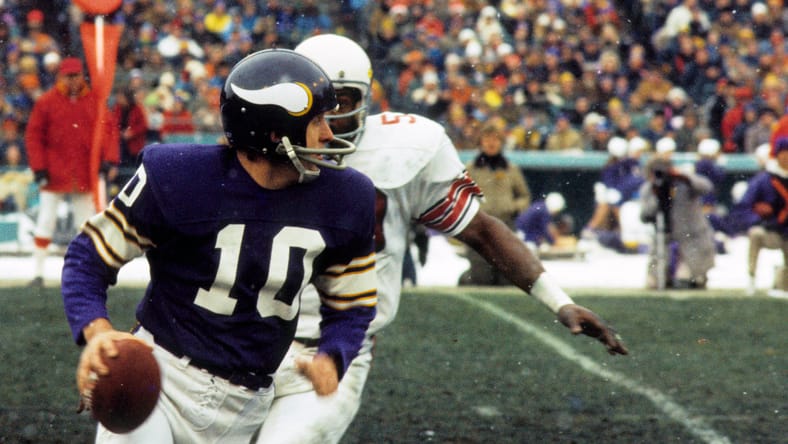 Fran Tarkenton is chased by Pete Barnes during the 1974 NFC Divisional Playoff Game.