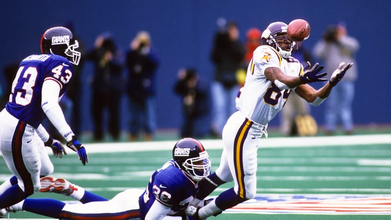Randy Moss catches pass between two Giants defenders in 1999 game