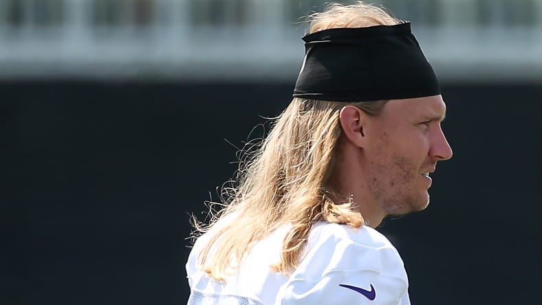 Andrew Van Ginkel, Dallas Turner, and Jonathan Greenard talk during Vikings training camp.