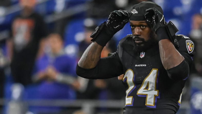 Pass rusher Jadevon Clowney with the Ravens in 2023.
