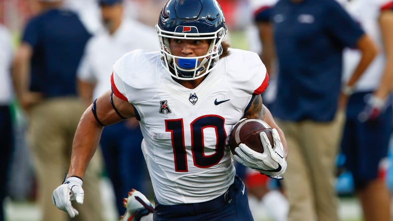Zavier Scott warms up before UConn game at Raymond James Stadium.
