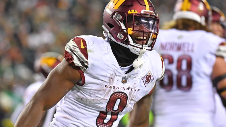 Brian Robinson Jr. celebrates a touchdown versus Eagles.