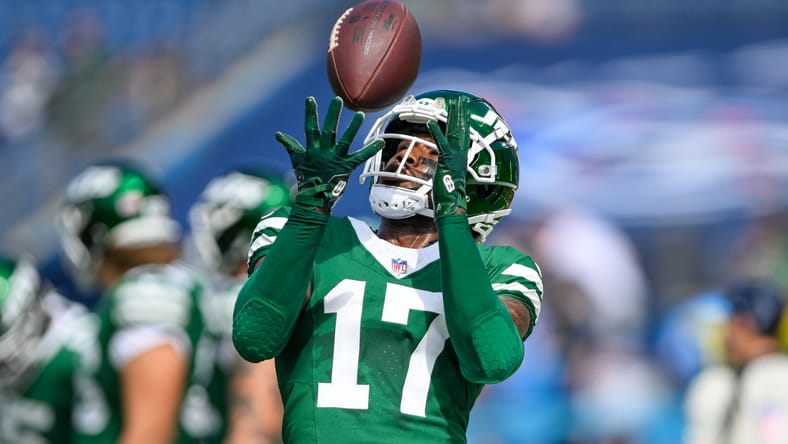 Jets wide receiver Malachi Corley warms up before game vs. Titans.