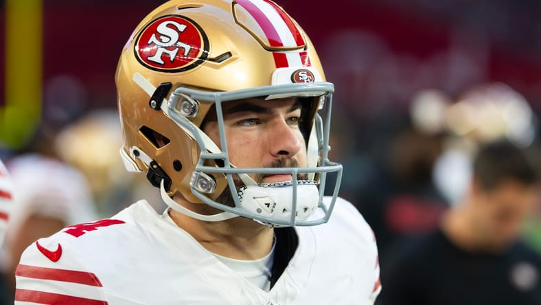 Jake Moody stands ready to kick for the 49ers against the Cardinals.