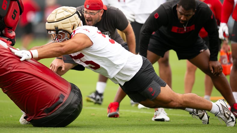 Chazz Surratt practices pass rushing during 49ers training camp in 2025.