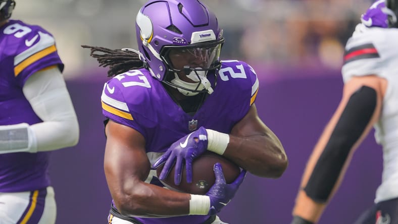 Vikings running back Jordan Mason carries ball vs. Texans.