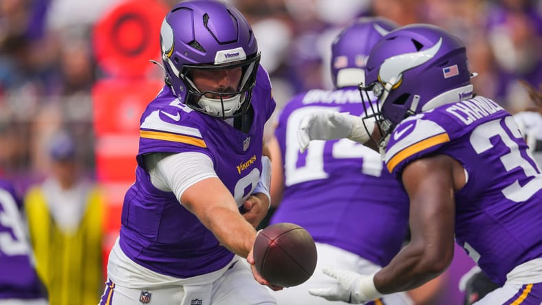 Sam Howell hands off to Ty Chandler vs Texans.
