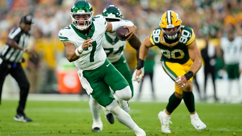 Justin Fields runs for touchdown against Packers at Lambeau Field. Fields will hope the Jets up in NFL standings in 2025