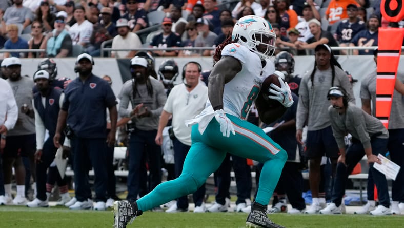 Alexander Mattison runs ball against Bears at Soldier Field.