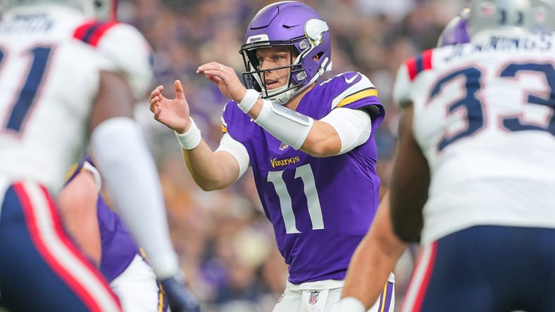 Brett Rypien throws during the Vikings-Patriots preseason game at U.S. Bank Stadium.