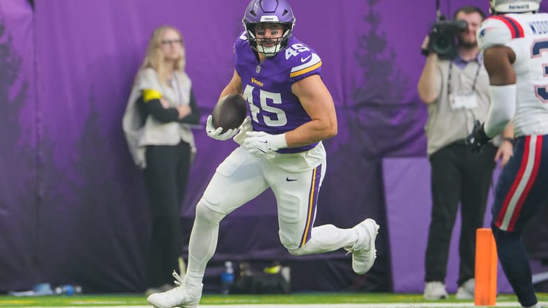 Nick Vannett runs after catch against Patriots