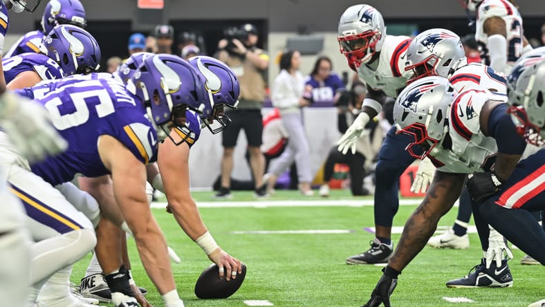 Vikings and Patriots line up at the line of scrimmage.