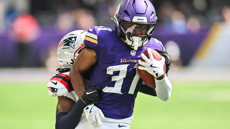 Vikings returner Myles Price runs as Patriots defender Jordan Polk pursues.