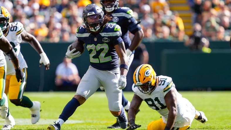Damien Martinez runs the ball for the Seahawks against the Packers.
