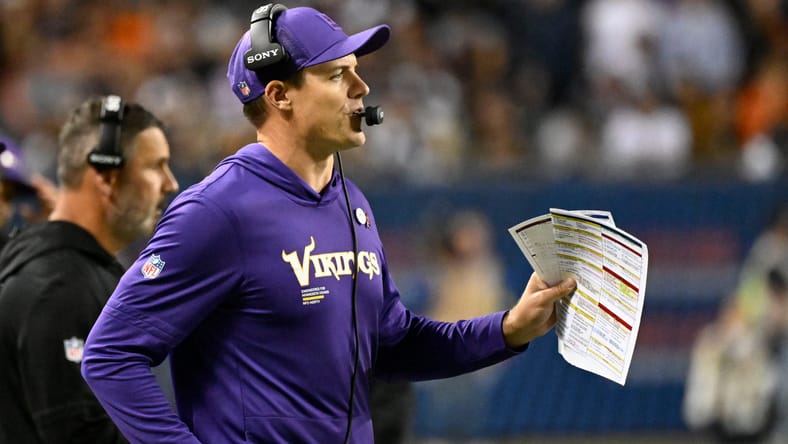Kevin O’Connell reacts on the sideline during the Vikings’ game against the Bears.