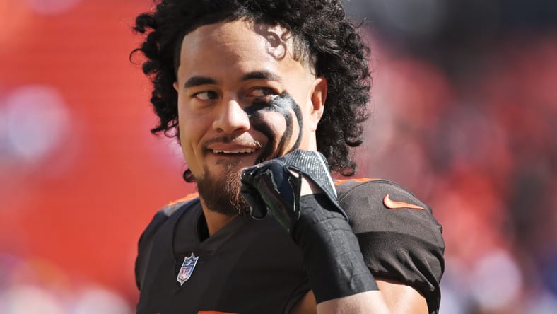 Sione Takitaki motions to fans before the Browns’ game against the Chargers.