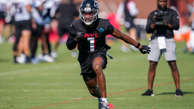 Jeff Okudah runs drill during Falcons training camp.