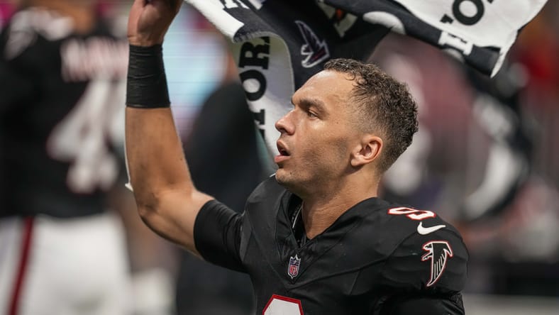 Desmond Ridder reacts on the bench during the Falcons’ 2023 game vs. Packers.